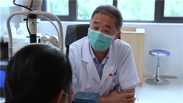 河南资深眼科专家陈刚的光明新使命：培养更多眼科人才