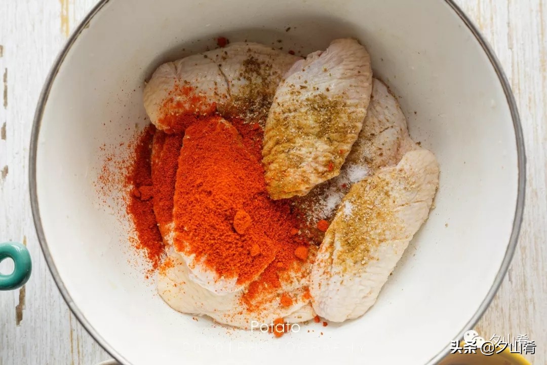 腌制一下丢锡纸盒里，坐等吃鸡~翅膀