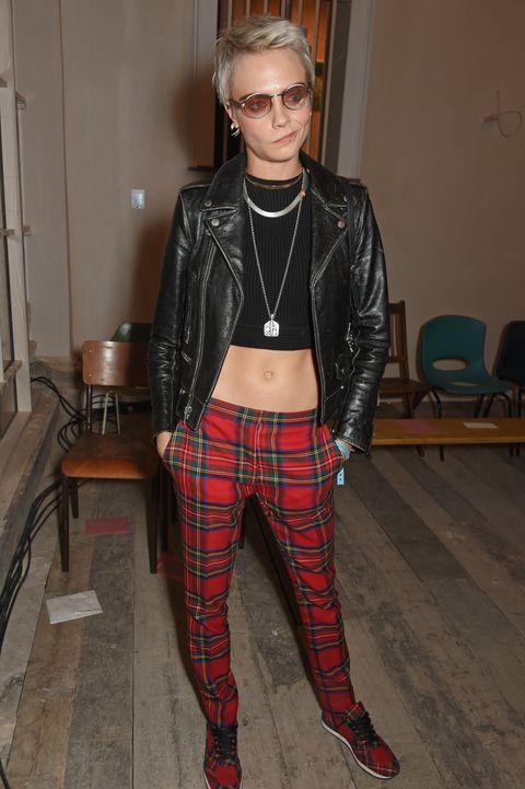 刘雯黑色皮衣怎么搭配 (刘雯同款凯莉单肩包搭什么色衣服)