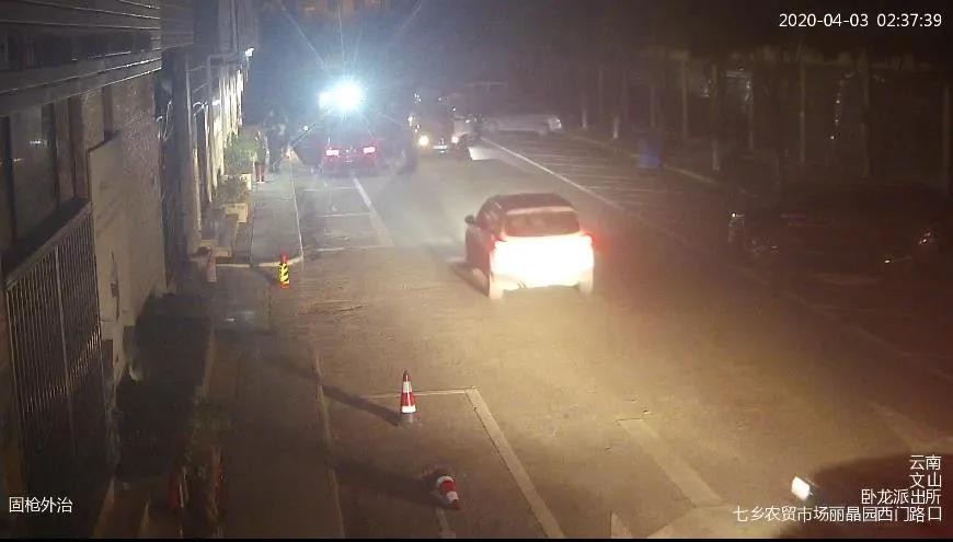 小偷偷车被监控拍下过程,小偷偷车锁车视频