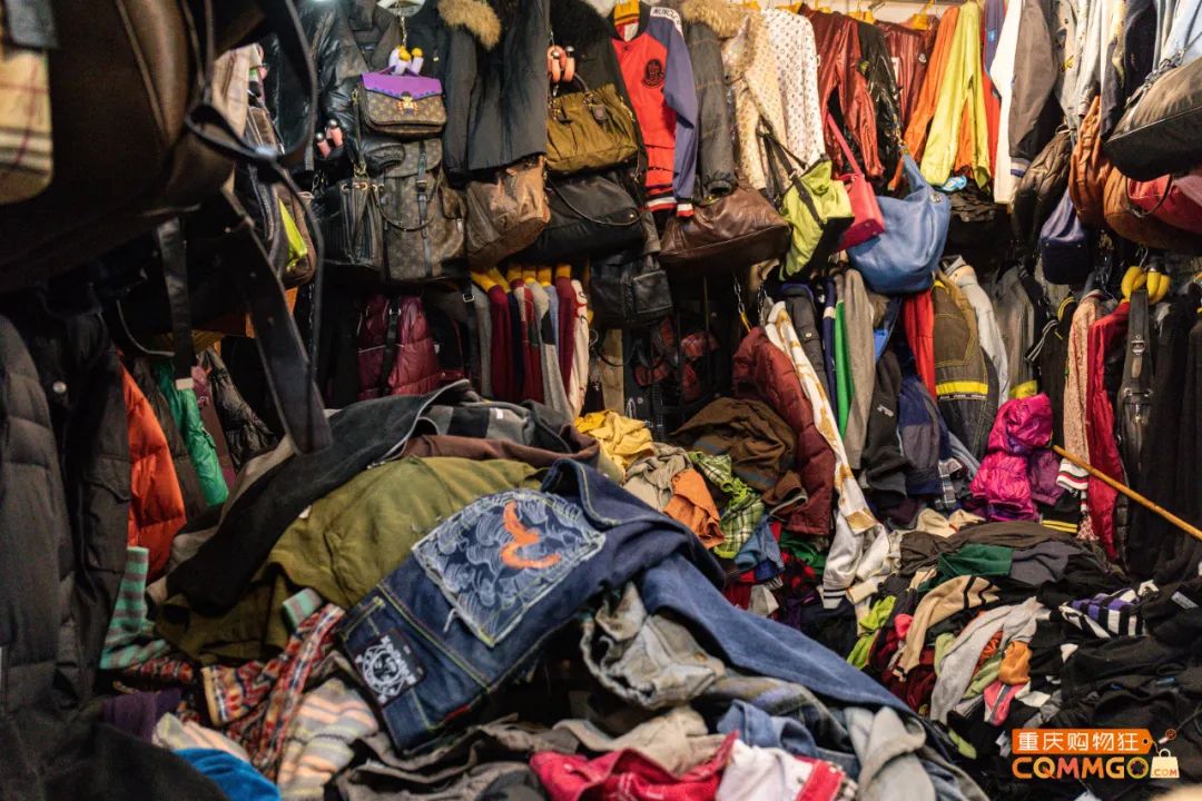 解放碑一层楼卖衣服,解放碑二手衣服市场