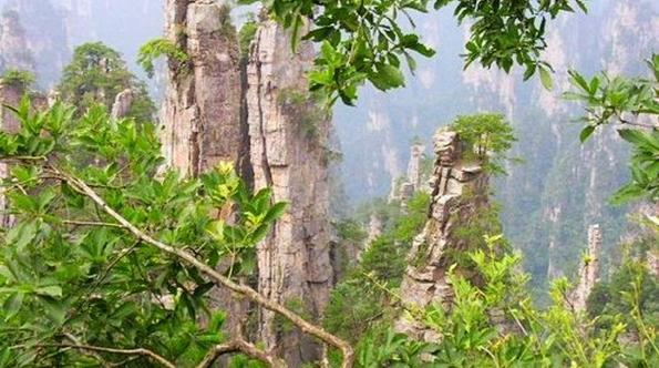 安徽马仁奇峰的奇迹，玻璃栈道宛如游龙，地貌独特