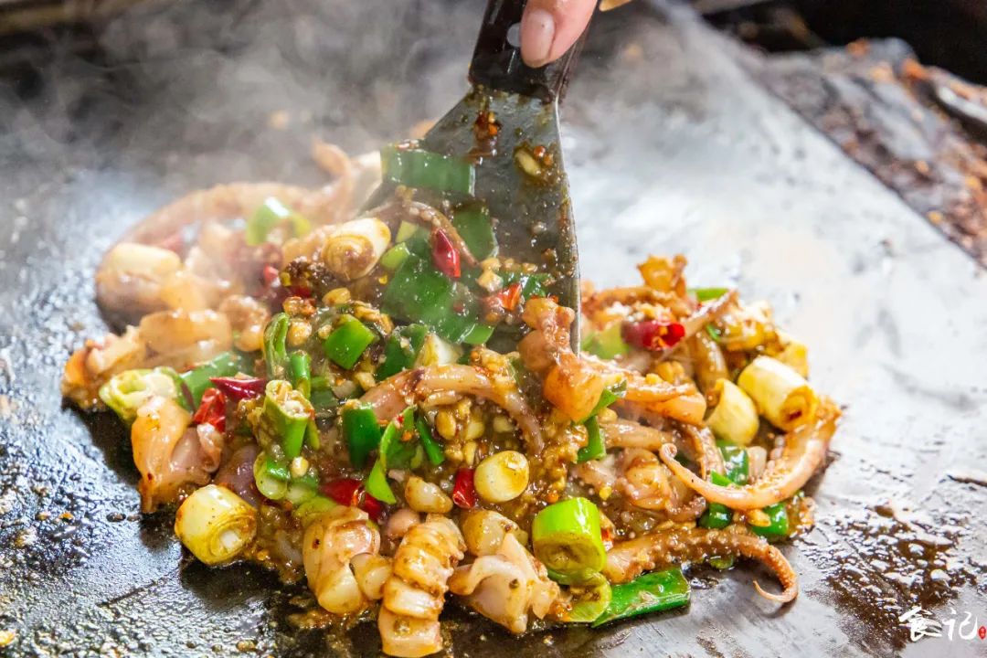 藏在襄阳定中街的铁板海鲜烧烤，不声不响的就火了23年....