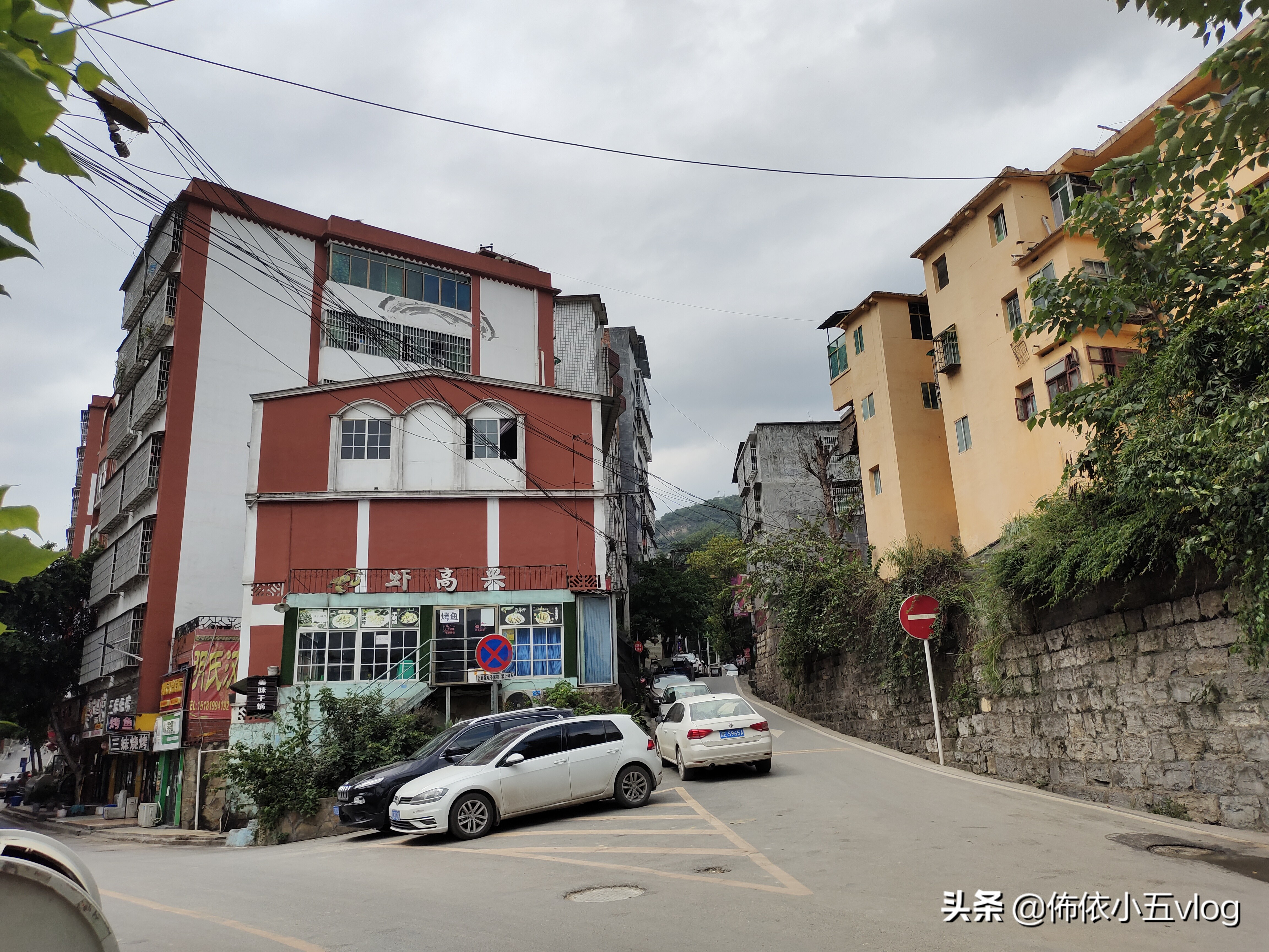 贵州和四川谁才是白酒第一省,贵州和四川隔着一条河名酒