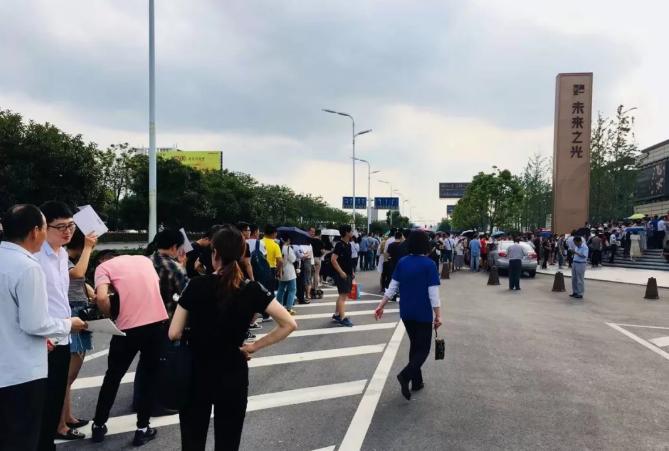 1.05万排队抢的万科红，今业主8878元/㎡卖，亏本16万