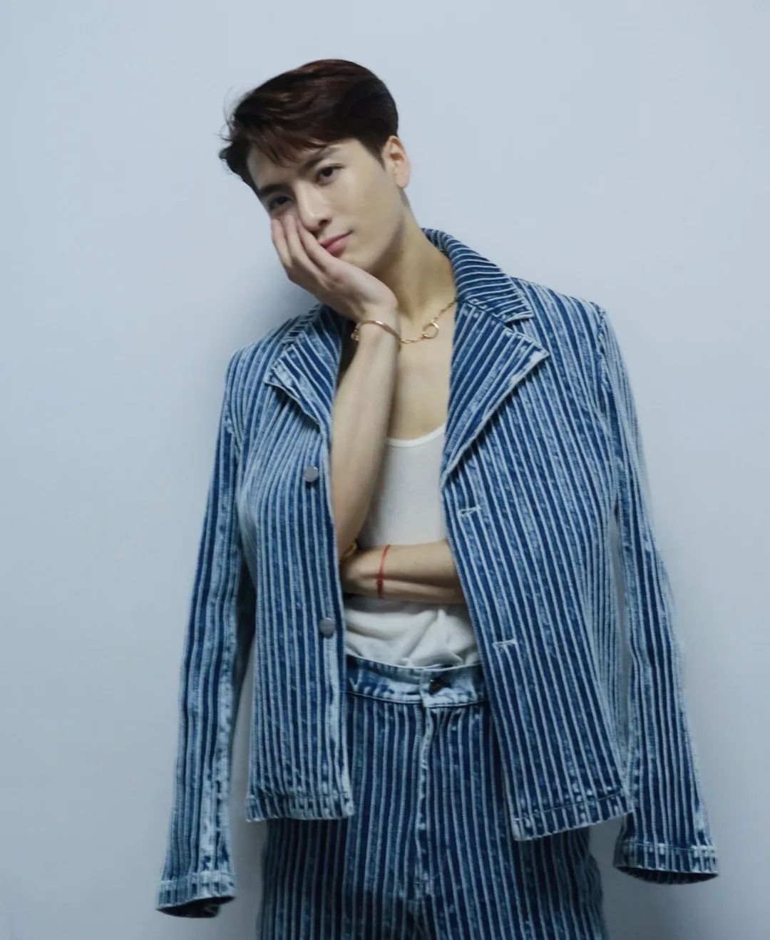 衣品超级好的男明星,王嘉尔穿的蔡徐坤同款衣服