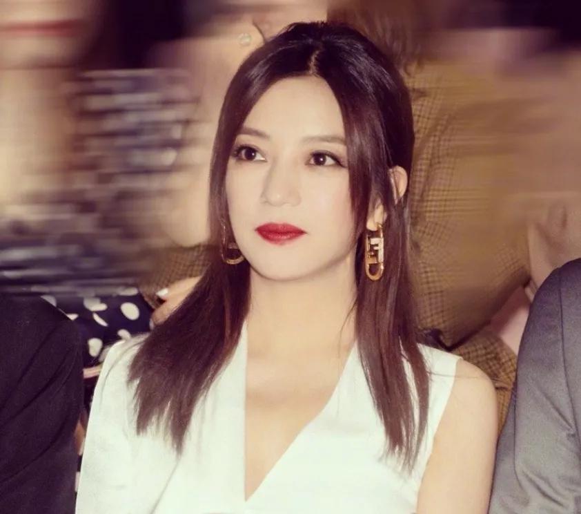 怕被牵连？丁丁紧急删除昔日甜蜜合照，疑似与黄小宝已分手