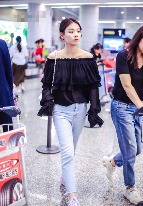 马思纯全新暗黑风穿搭,马思纯惊艳写真绿色裙子