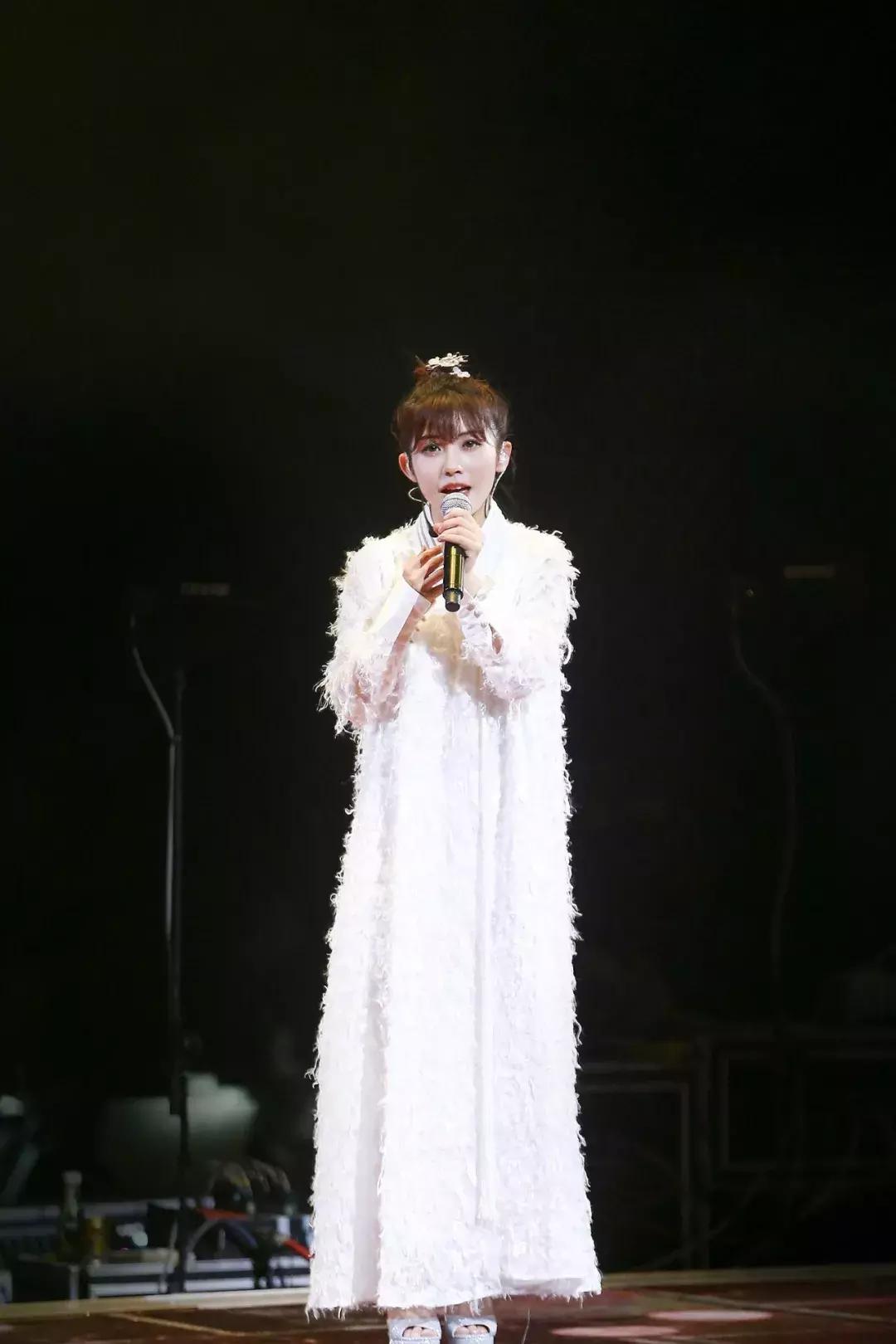 火箭少女炸裂舞台,火箭少女出道夜首秀