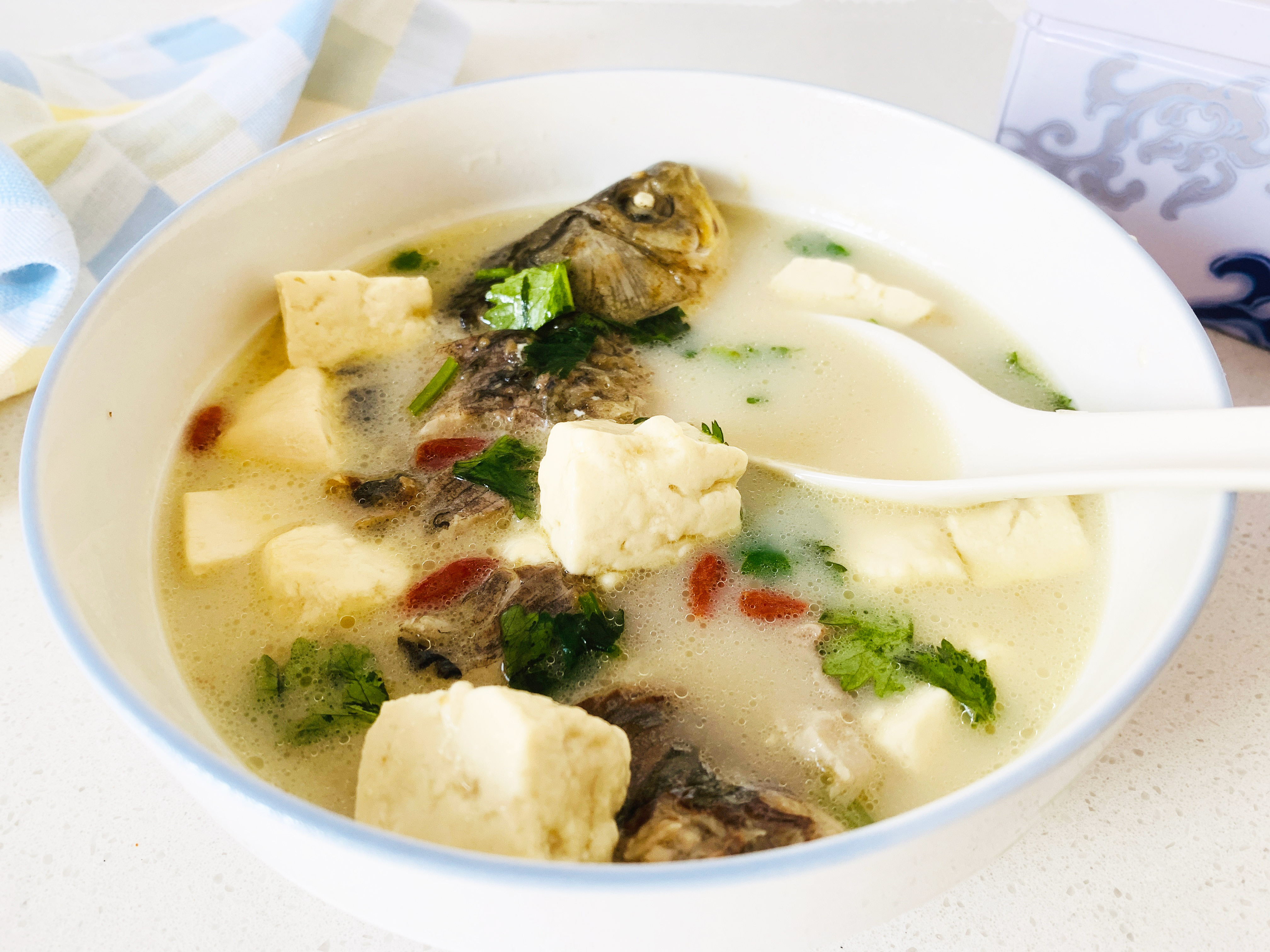 鱼汤的做法鲫鱼炖豆腐放什么材料,鲫鱼炖豆腐豆腐怎么更入味