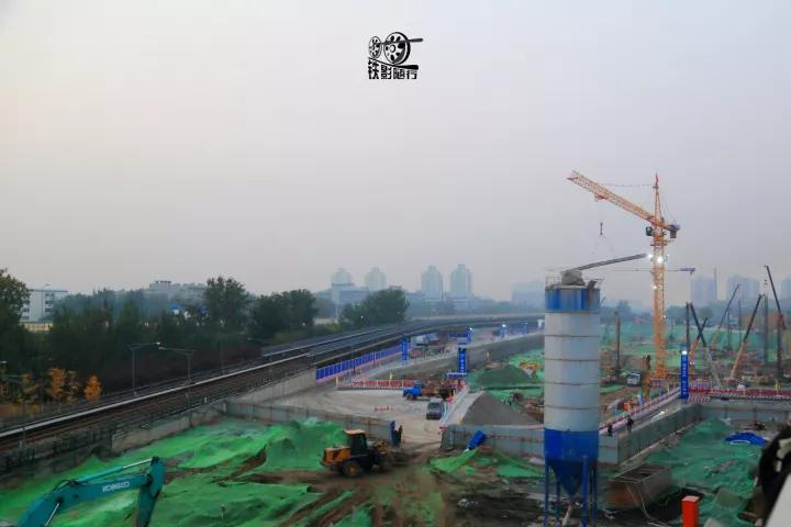 行人车辆请注意火车就要来了,行人车辆请注意火车来了不要抢道