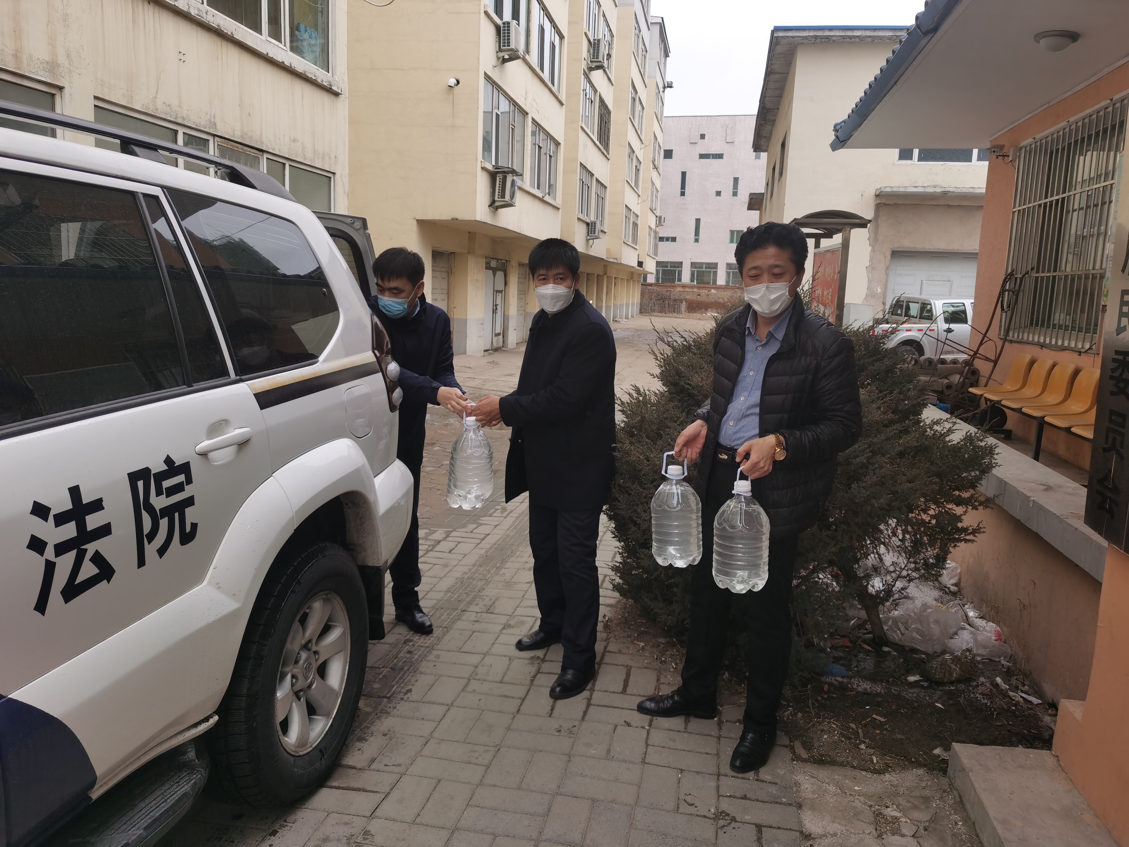 法院领导到帮扶村慰问,法院走访慰问干警