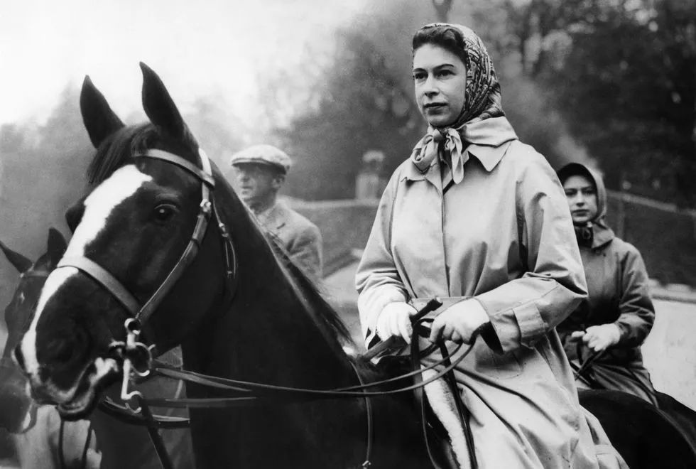 最喜欢的一条爱马仕丝巾,时尚必备独特设计的基础丝巾推荐