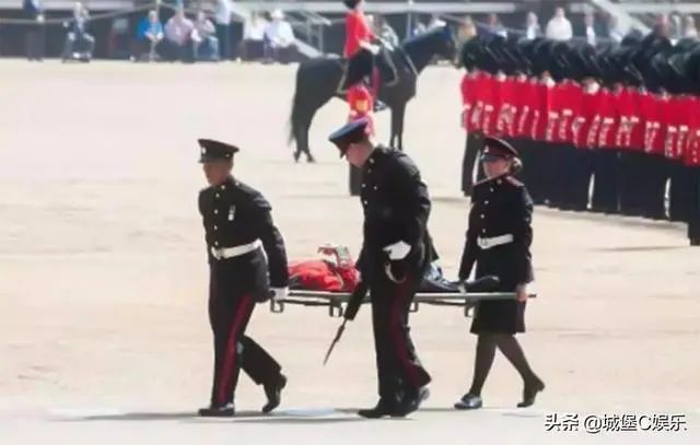 同为皇家卫队，同是意外晕倒，泰王室的处理与英王室却截然不同