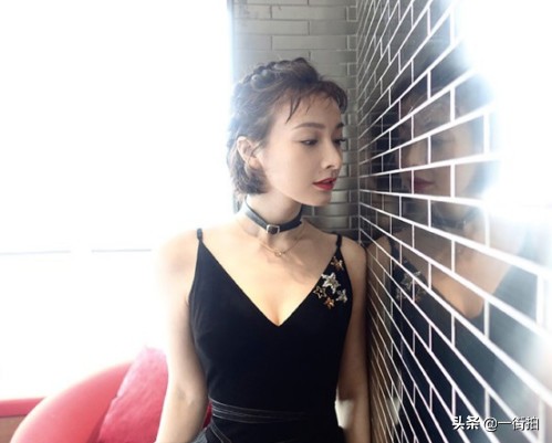 46岁袁立晒自拍打扮似贵妇,袁立蕾丝裙