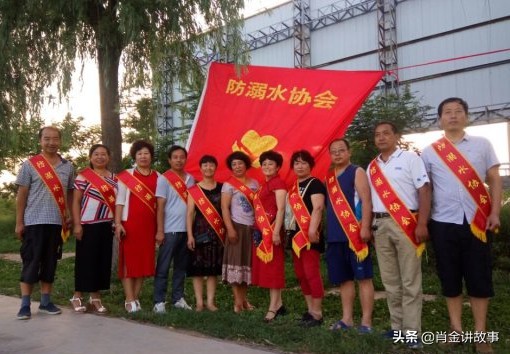 “爱心大姐”手工做100双鞋垫赠送抗疫英雄