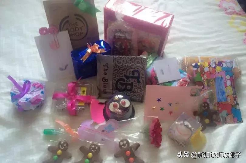 今天，看到新加坡老师收的礼物，家长集体沉默了...