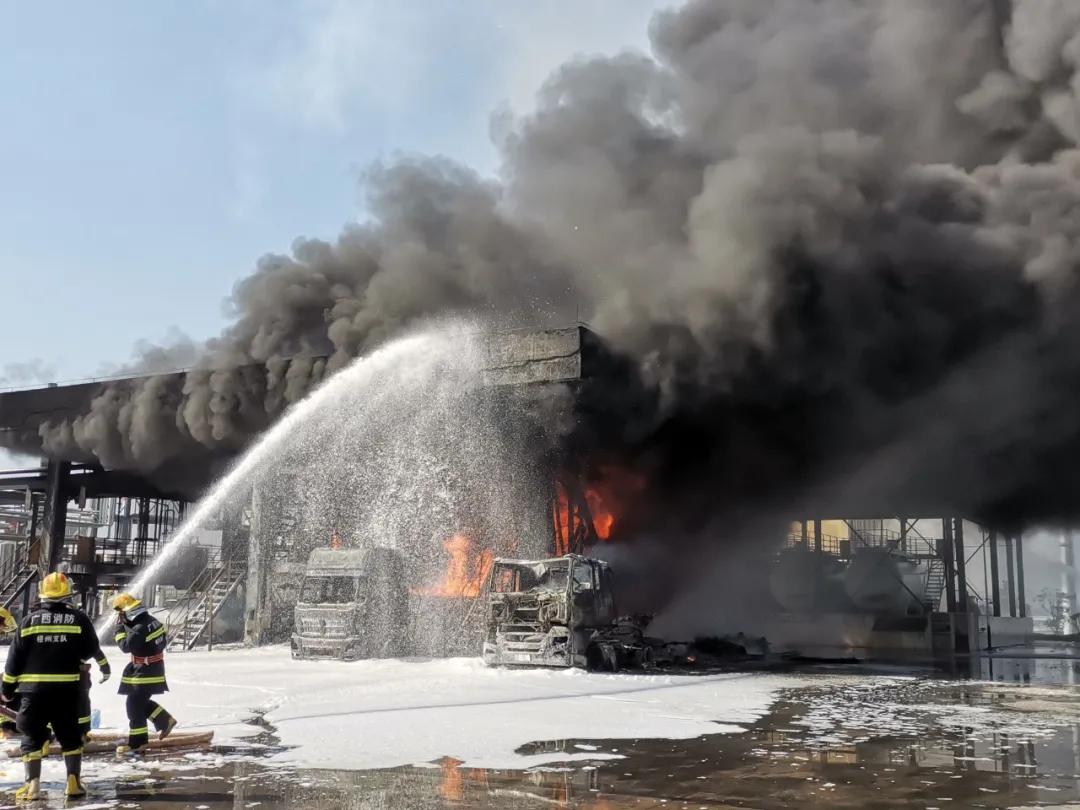 油罐车发生火灾消防员赶到现场,油罐车着火现场刺鼻消防快速处置