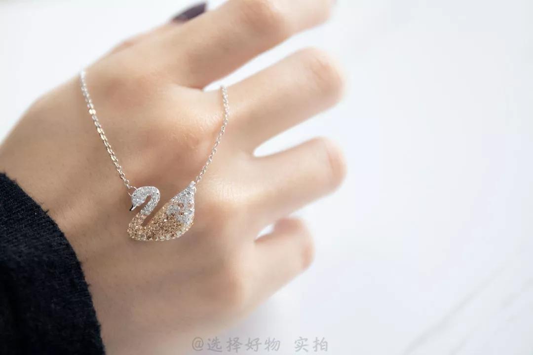 古力娜扎为国人发光的美貌,古力娜扎为韩国明星颁奖