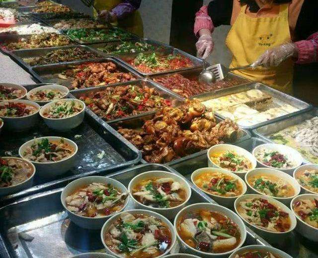 富士康员工食堂视频,富士康食堂每月400够吃吗