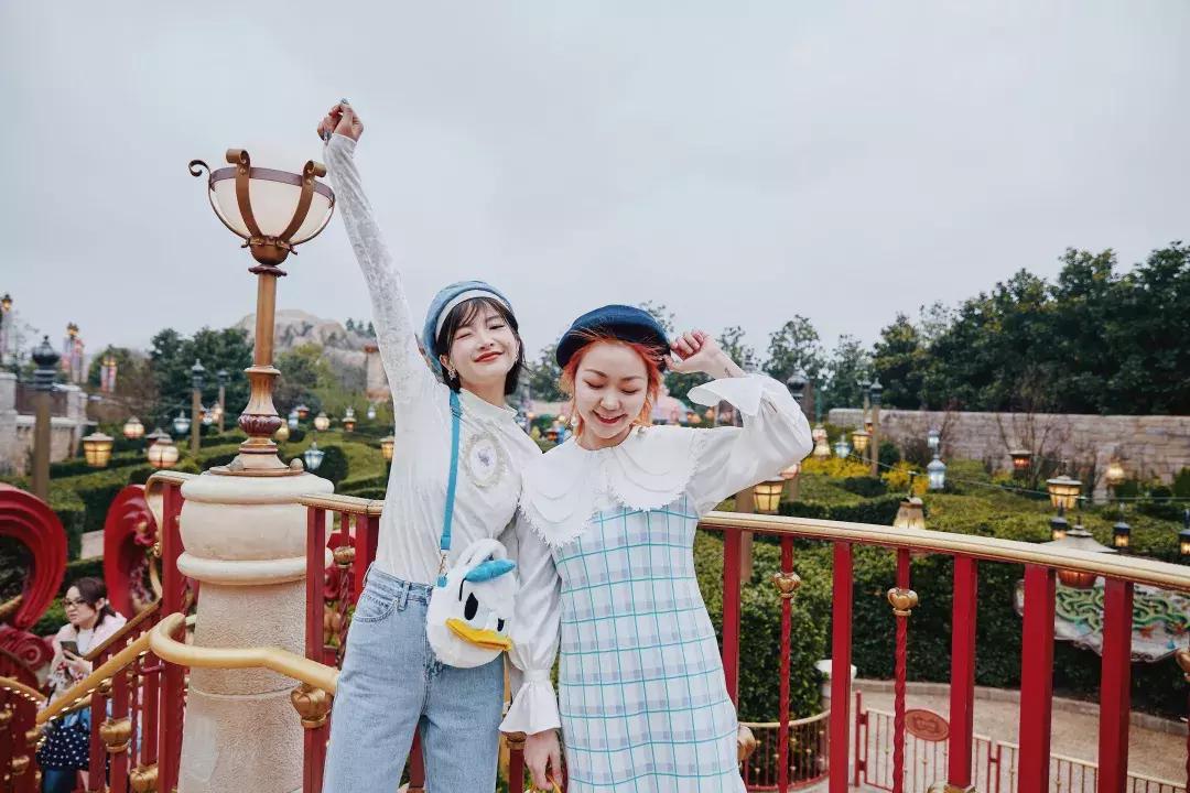 我们在上海迪士尼里玩耍了一天，发现穿的美才能玩的好！