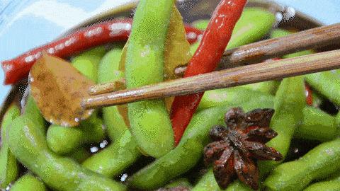 带壳的毛豆怎么煮好吃又入味,盐水毛豆怎样都保持碧绿