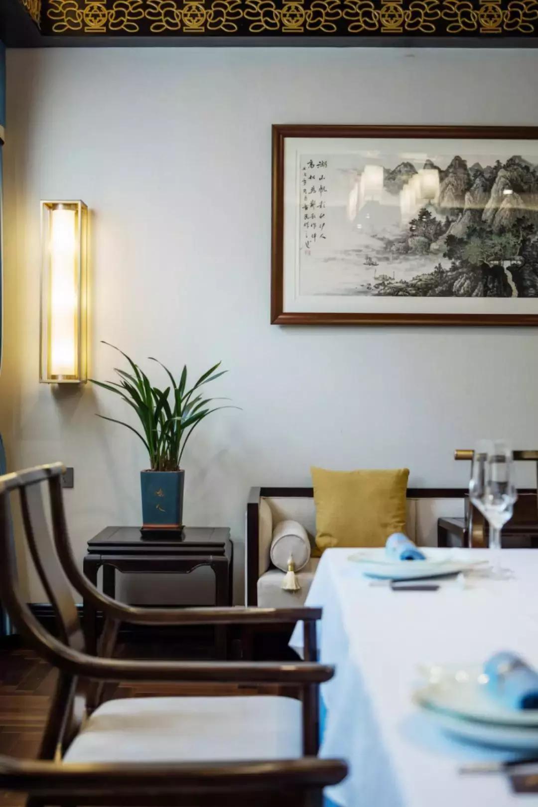 西安一“怪”店，没有散座，厅堂还悬了只大金龙