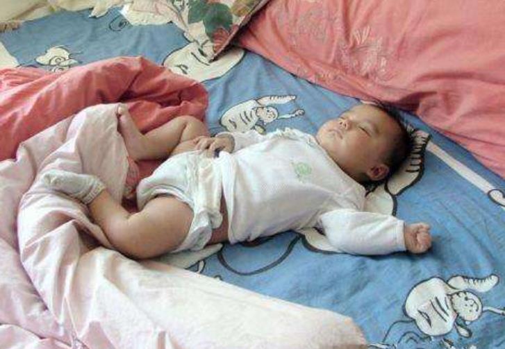 娃娃踢被子怎么解决,如何预防小孩踢被子着凉