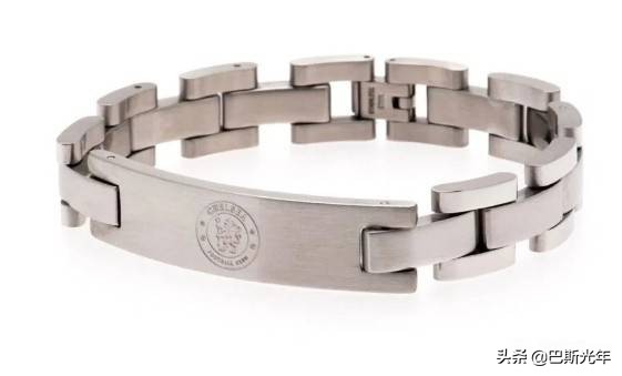 英超各球队争奇斗艳，还有没有更丑的？情侣可慎重买连体毛衣啊！