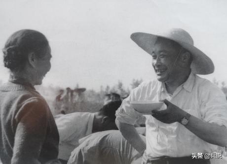 张国华逝世时,年仅58岁,周总理机场迎接骨灰,潸然泪下