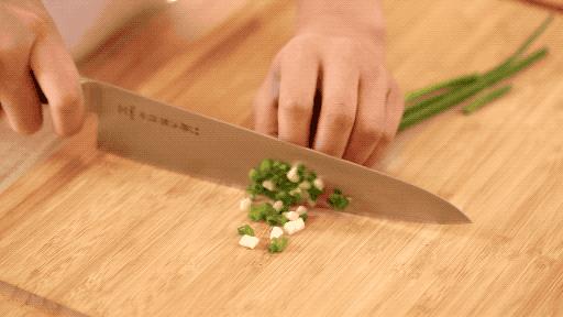 剁椒芋头怎么弄才好吃,一周做三次味美香浓的香菇酿肉