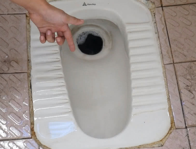 厕所蹲便池发黄怎么清理,便池容易有黄色的污垢怎么回事