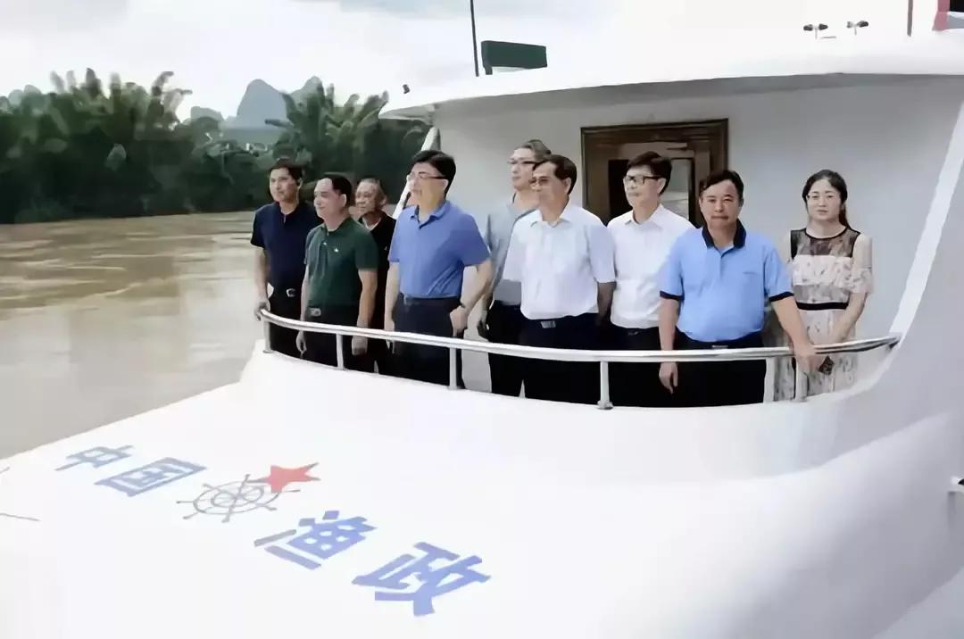 男子卖毒鱼被警察逮捕,近期电鱼被抓的人视频