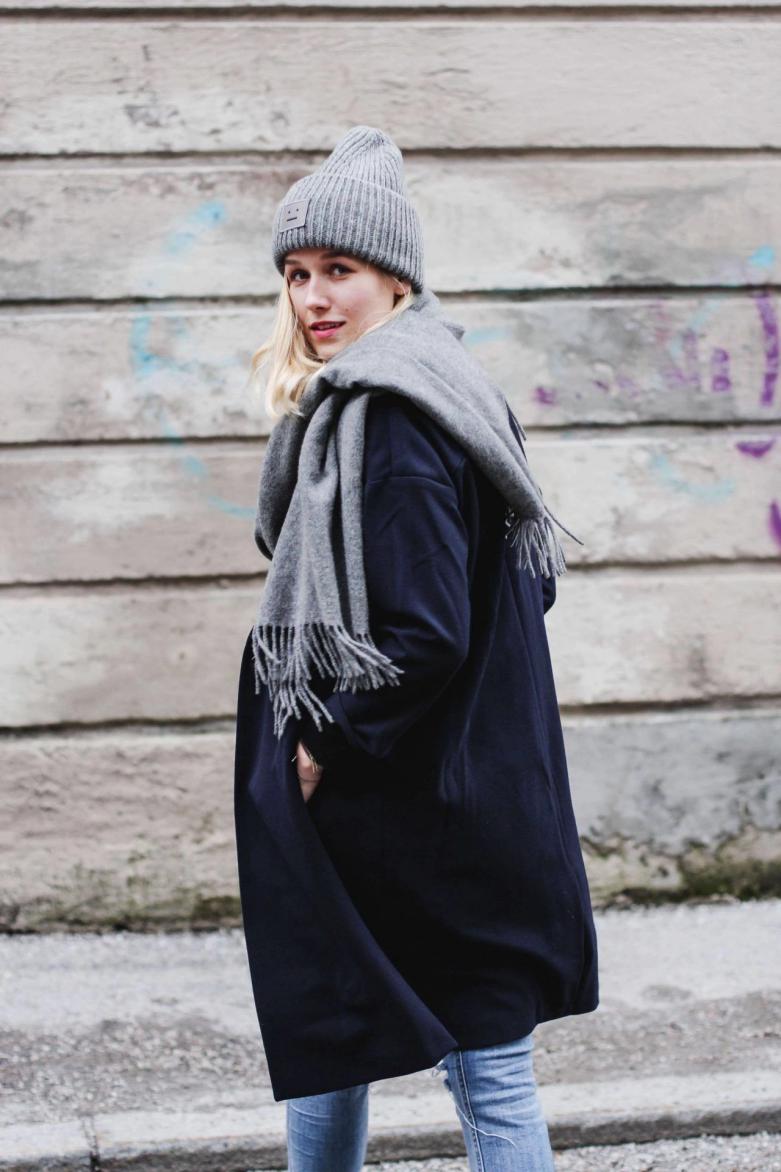 大衣围巾女冬季高级感系法,喜欢穿大衣的女孩子是什么风格