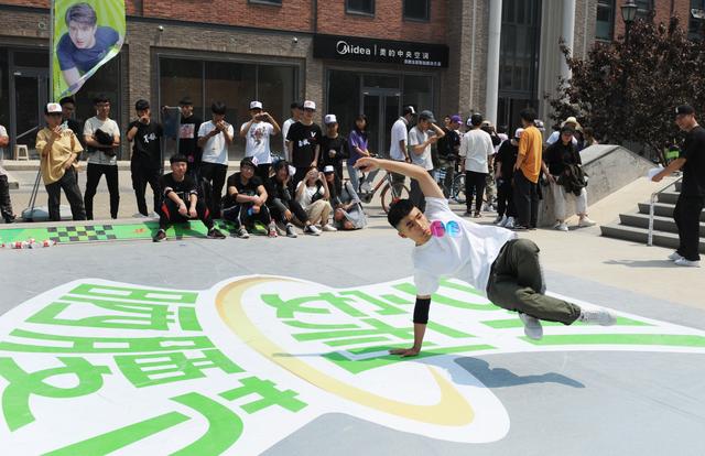 “安利‘511’我要腰”今开晒街舞争霸不服来战pick钟意小蛮腰