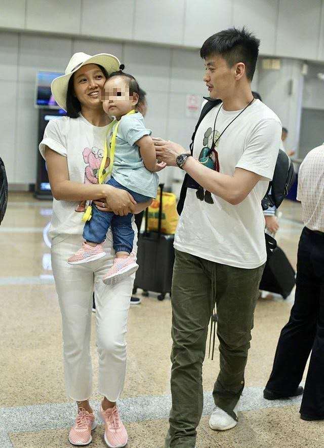 朱丹怀二胎素颜出街,朱丹二胎孕肚对比照