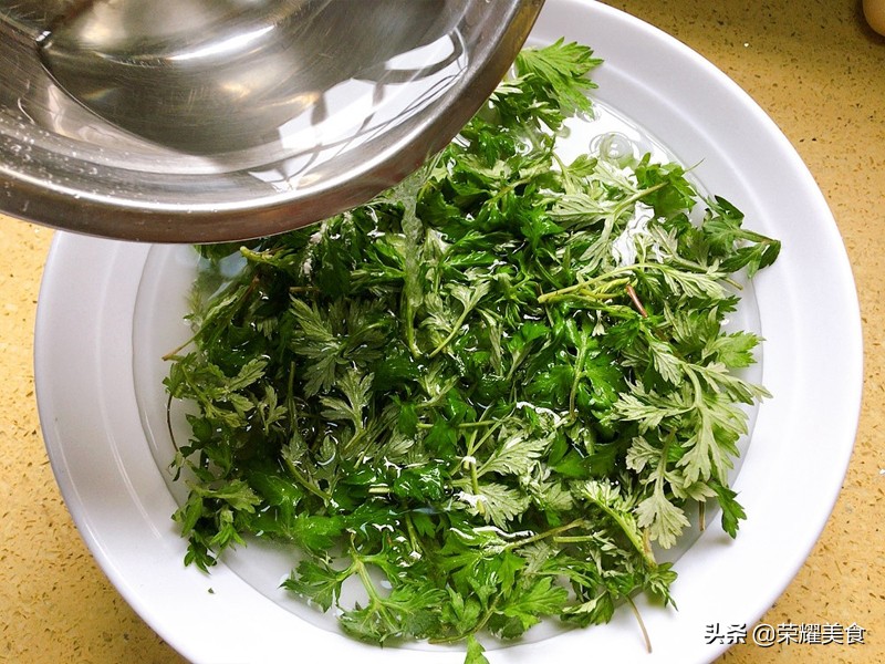 艾草煎鸡蛋汤在家10分钟就可以做,艾草煮鸡蛋汤做法和功效