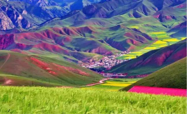 带您探索神秘大西北,一湖倒影一湖诗,半湖金色半湖