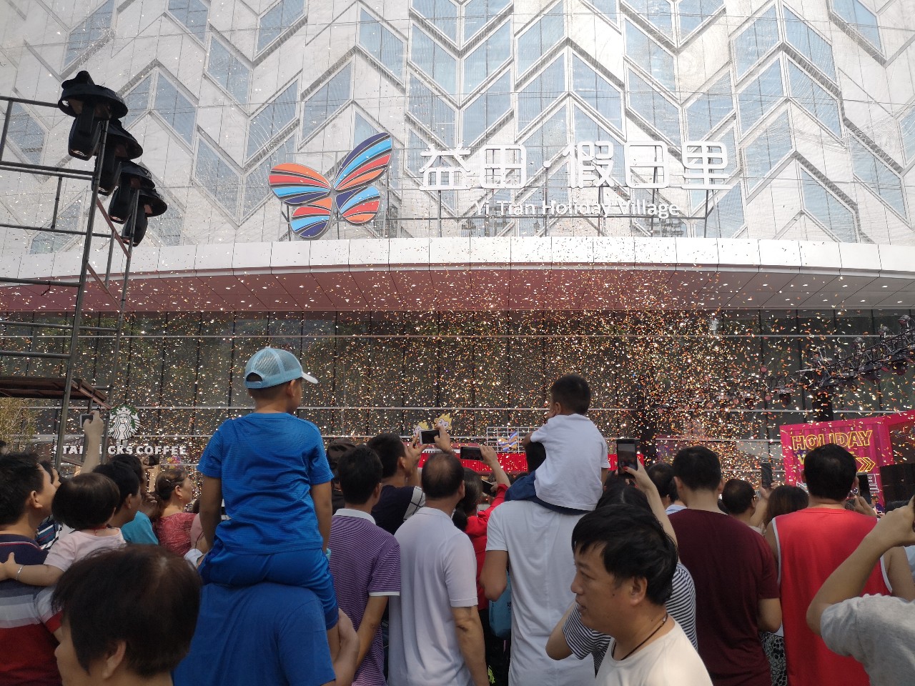 深圳西丽益田假日里人流,开业第一天人流量爆棚