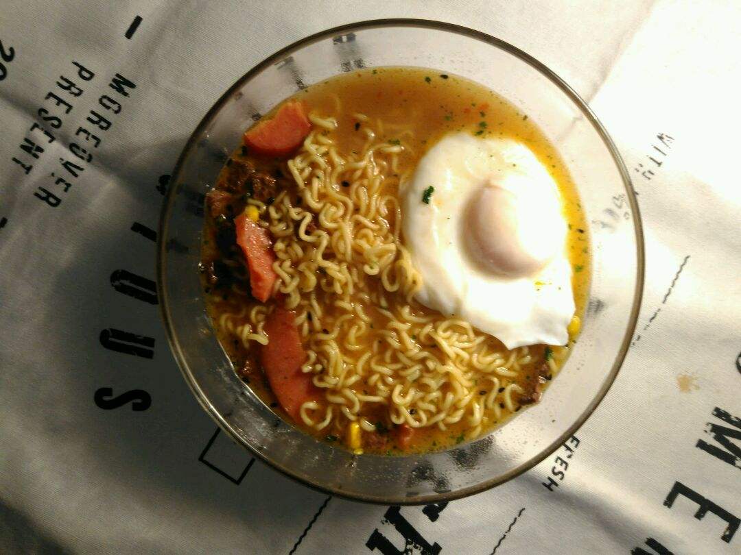 煮泡面先放蛋还是先放芝士,煮泡面先放青菜还是先放面