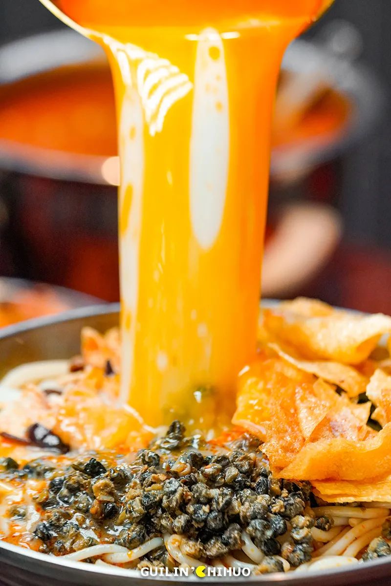 螺蛳粉好吃的秘密就是这碗高汤,煮螺蛳粉的汤第一遍为什么要倒掉