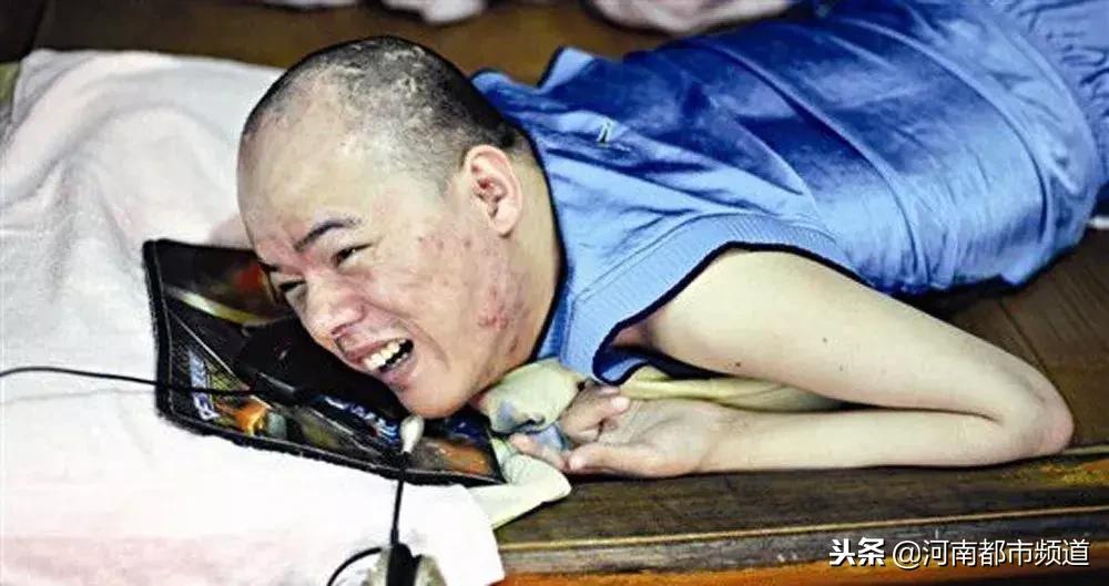 90后独腿搬运工看哭无数人,独腿搬运工生活像一把无情的刀