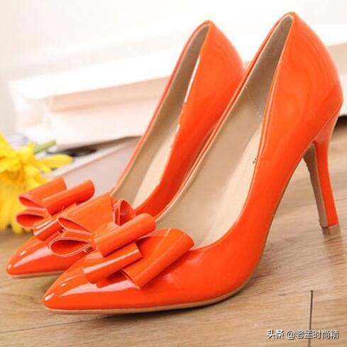 尖头的高跟鞋优雅又时尚,blingbling的蝴蝶结高跟鞋