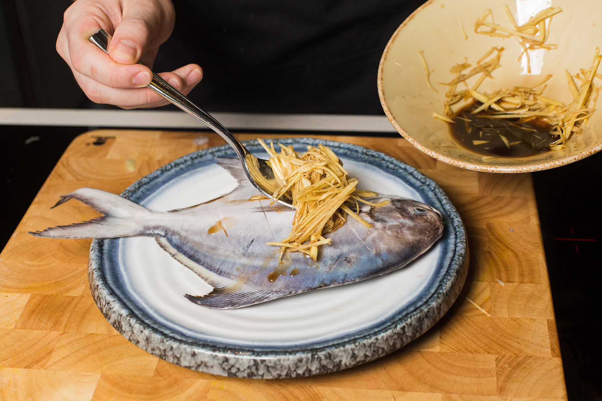 冰冻鲳鱼清蒸很腥,清蒸白鲳鱼怎么很硬很腥