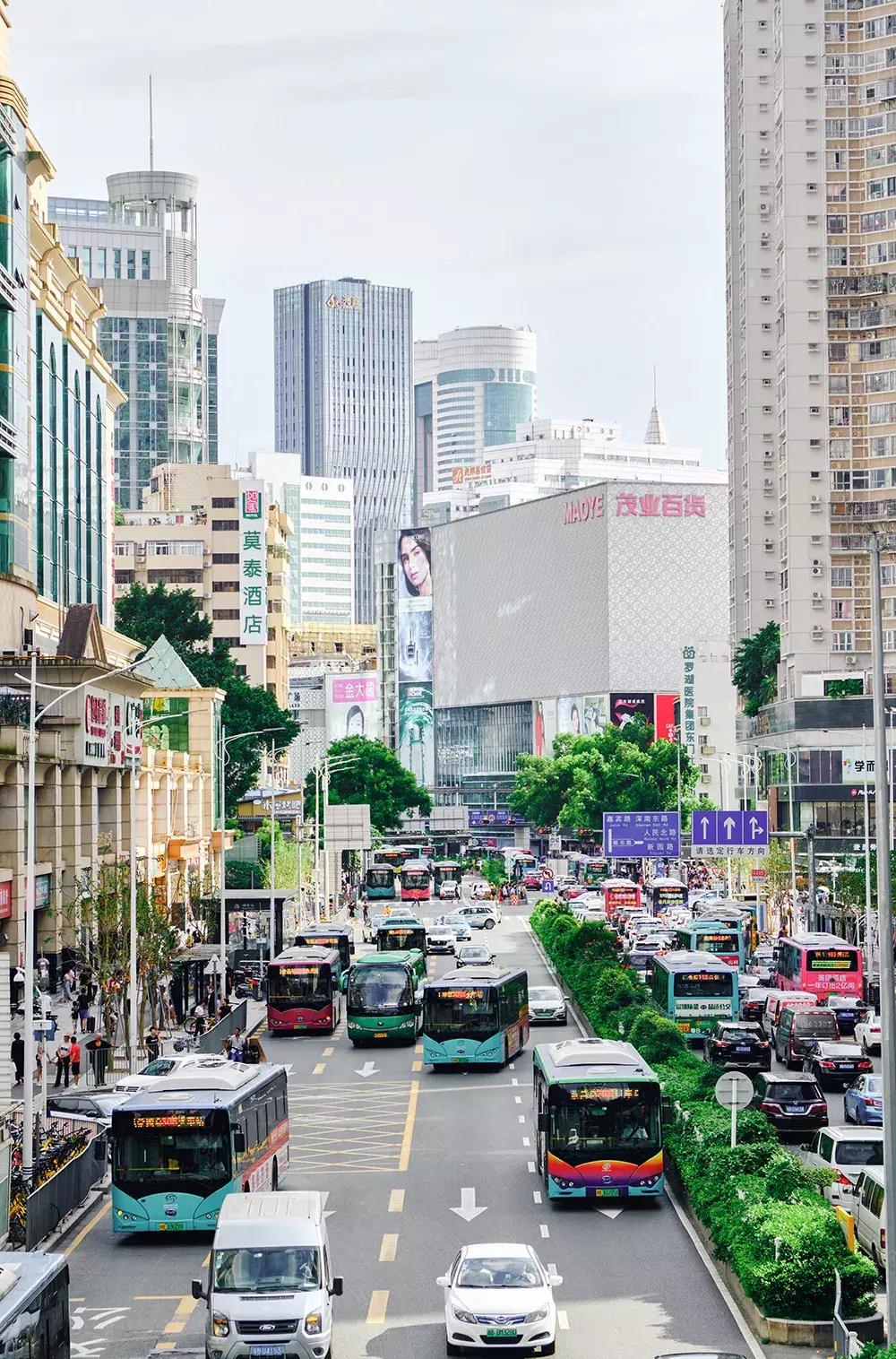 这里是东方世界,这里是东门英语怎么说