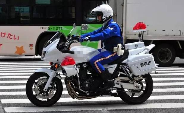 国内都开始“禁摩”了，为啥日本遍地都是摩托车？当地人说出实情
