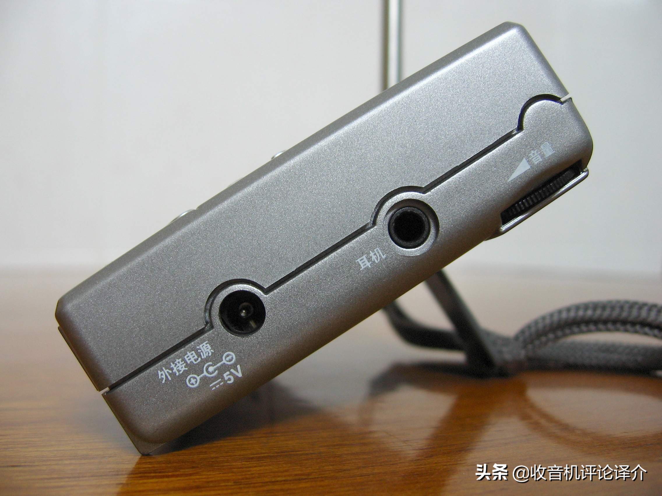 特别小的收音机怎么打开,带插卡和天线的收音机