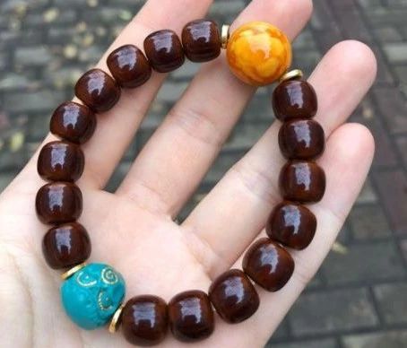 沉香手串包浆好还是不包浆好,怎样分辨包浆和不包浆的手串