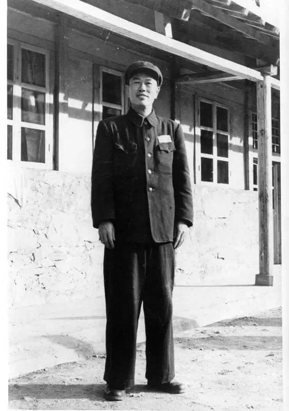 邓华缴获五箱“白金龙烟”,只给主席一支,主席笑他:财不露白啊