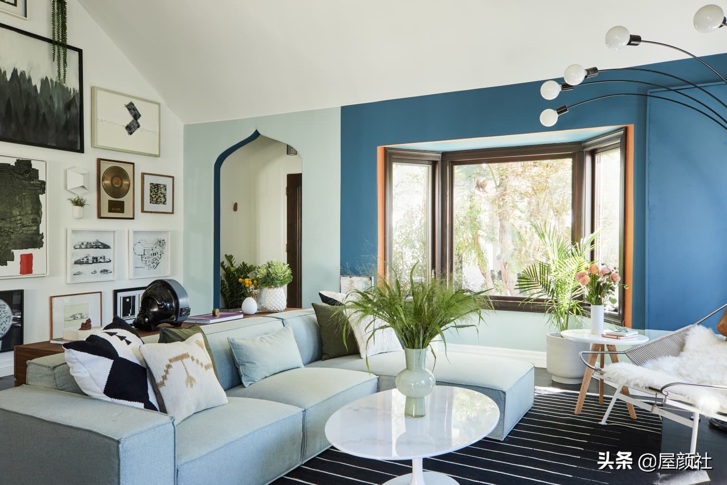 好莱坞明星詹妮娜的豪宅曝光。混搭复古,大胆涂色,居然还配秋千